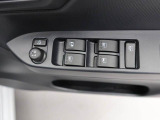 パワーウィンドウと電動ドアミラーのスイッチ。コンパクトにまとまって配置されていて使いやすいですよ。