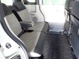 リアシートは足元も広々していて足を組めるほど余裕があります!又背もたれを左右別々に倒せるので長い物でも積めます。