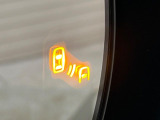 【ブラインドスポットモニター】走行中、ドアミラーの死角になりやすい箇所に後続車が接近するとサイドミラー付近に警告を表示、ドライバーに注意喚起をしてくれます。