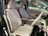 運転席はほどよくホールド感のある形状をしておりますので、運転がし易いです!