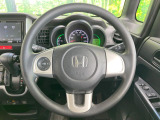 インテリアに合わせたデザインのステアリングは、運転される方のことも考え、運転しやすい形状、大きさです。是非一度、実際に触ってお確かめください。