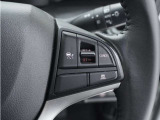◆アダプティブクルーズコントロール◆予め設定した車速内でクルマが自動的に加減速。前走車との適切な車間距離を維持しながら追従走行します。【LKAS】車線維持支援システムでステアリング操作を支援。