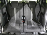 後部座席もゆったり座れます。