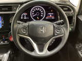 ハンドルにHondaセンシング系のクルーズコントロールやレーンキープアシストなどのスイッチと、オーディオの操作スイッチが装備されています。ハンドルから手を離さず安全に操作できます。