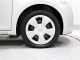 純正アルミホイールが装着されており、タイヤサイズは175/60R/16です。