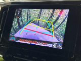 【バックカメラ】駐車時に後方がリアルタイム映像で確認できます。大型商業施設や立体駐車場での駐車時や、夜間のバック時に大活躍!運転スキルに関わらず、今や必須となった装備のひとつです!