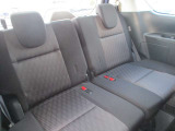 3列目シートです!汚れや破れも無く良好です♪後部座席は大人の人でも足元ゆったりしております♪