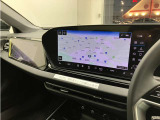 パッセンジャーディスプレイも装備しており、助手席でもナビ操作、各種設定、動画視聴などが可能です