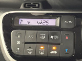 【オートエアコン】一度お好みの温度に設定すれば、車内の温度を検知し風量や温度を自動で調整。暑い&hellip;寒い&hellip;と何度もスイッチ操作をする必要はありません。快適な車内空間には必須の機能ですね♪