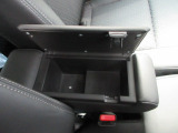 センターコンソールに収納スペースをご用意しています。