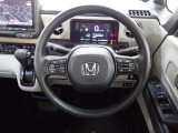 ハンドル左側にはオーディオ操作が出来るオーディオリモートコントロールスイッチ、右側にはHonda SENSINGとオートクルーズコントロールのスイッチを装備!