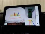 <全方位モニター> 全方位に取り付けられたカメラを合成し表示させることで、まるで上空から車両を見下ろすような画面で見ることができるので、狭い場所での駐車時などに役立ちます。