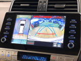 【マルチテレインモニター】車のフロントやサイドのカメラ画像を同時にモニター表示することで、悪路や狭い道を走行時でも周囲の状況確認ができ安心!本格SUVにうれしい装備です♪
