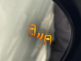 【ブラインドスポットモニター】走行中、ドアミラーの死角になりやすい箇所に後続車が接近するとサイドミラーのレンズに警告を表示!ドライバーに注意喚起をしてくれます。