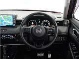 【本革巻きステアリング】ステアリングは運転中、常に触れる部分。しっとりとした上質な触れ心地がドライブ体験を彩ります。グリップが効き滑りにくいのもメリットです♪