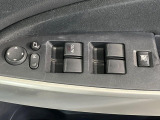 【電動格納ミラー】サイドミラーは電動格納式となっており、狭い駐車場でもキズがつくリスクを抑えられます。