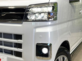 【LEDヘッドライト】悪天候や夜間走行時も良好な視界を確保し安心して運転できる高輝度LEDヘッドライトを装備!点灯速度が早く、消費電力も抑えられています。