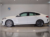 【拘りのFR】BMWが多く採用するFR車。ダイレクトでスポーティな加速感・シャープなハンドリングを実現。縦置きエンジンレイアウトにより、フラットで上質な乗り味です。
