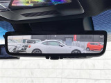 ◆デジタルインナーミラー◆車両後方にカメラを取り付けてインナーミラーに後方映像を表示。後席に同乗者がいても、クルマの後ろを広い範囲で表示します!