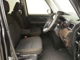 前席の様子になります。広いスペースがございますので、長時間の運転もリラックスできます。