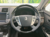 【社外コンビステアリング】インテリアに合わせたデザインのステアリングは、運転される方のことも考え、運転しやすい形状、大きさです。是非一度、実際に触ってお確かめください。