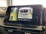 ギアをバックに入れた後、カメラボタンを押すと、運転席から見えない左側面を画面に映してくれるので、幅寄せや縦列駐車がし易くなります!