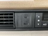 エアコン操作パネルの左側に、スマートフォンなどの充電可能なUSB端子と、音源などの外部入力の可能なUSB端子がついています。移動中に充電もできるので便利です。
