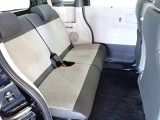 リアシートは足元も広々していて足を組めるほど余裕があります!又背もたれを左右別々に倒せるので長い物でも積めます。