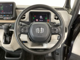 【ハンドル】運転にかかわる様々な操作を安全に行えるように視点移動が少なく操作性に配慮されたスイッチ類が凝縮されたコックピットです。