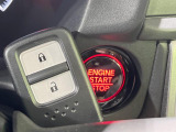 【Hondaスマートキー】カバンやポケットに入れたままでもドアの施錠・解錠が可能なスマートキーを装備。エンジンのオン・オフ時もカギを取り出す必要が無いからとっても便利です♪