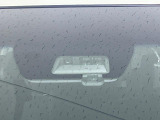 【三菱e-Assist】走行中に前方の車両等を認識し、衝突しそうな時は警報とブレーキで衝突回避と被害軽減をアシスト。より安全にドライブをお楽しみいただけます。