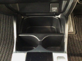 運転席と助手席の間にはドリンクホルダーが付いています。ちょうど手の届く所にありますので、とっても便利です♪