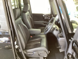 フロント広々、ベンチシートの運転席は、ハイトアジャスターが付いているので、快適にドライブができます。ハンドルはチルトステアリングで、ハンドル位置を上下に調節できます。