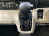CVT車のセレクトレバーです。低速から高速まで、変速ショックのないスムーズな走りを実現するとともに、エンジン効率のよい領域を維持することで燃費にも貢献します。