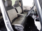 フロントシートはベンチシートです、運転席と助手席の移動が簡単です。真ん中にはアームレストも装備されています! また運転席シートの高さも調整できます。