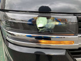 LEDヘッドランプです。走行中、周囲の明るさや暗さに応じて、自動で点灯/消灯するオートライトシステムを装備しております。