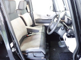 フロントシートはベンチシートです、運転席と助手席の移動が簡単です。真ん中にはアームレストも装備されています! また運転席シートの高さも調整できます。
