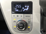 【オートエアコン】一度お好みの温度に設定すれば、車内の温度を検知し風量や温度を自動で調整。暑い&hellip;寒い&hellip;と何度もスイッチ操作をする必要はありません。快適な車内空間には必須の機能ですね♪