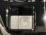指先だけで簡単に操作が可能な電動パーキングブレーキを採用。「HOLD」スイッチを押すと、渋滞や信号待ちなどでブレーキペダルから足を離しても、ブレーキを保持するので安心です