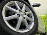 【純正15インチアルミホイール】外観にマッチした純正アルミホイールを装着しております。各種社外アルミホイールや、スタッドレスタイヤも取扱いしております。是非ご相談ください♪