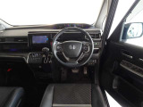 革巻きステアリングで快適な操作性の運転席です。