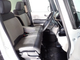 フロントシートはベンチシートです、運転席と助手席の移動が簡単です。真ん中にはアームレストも装備されています! また運転席シートの高さも調整できます。