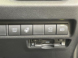 【ステアリングヒーター】冬場の寒い日に手がかじかみながら運転するのはツライですよね。でも、これがあれば安心です!ハンドルのグリップ部がじわっと暖かくなって心までポカポカします。