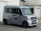 LEDヘッドライトを装備しています。LEDヘッドライトはとても明るく、雨の日や夜間走行も安全・安心です。オートライトコントロール付きで周囲の明るさに応じて自動で点灯・消灯します。