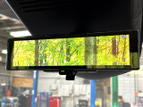 【インテリジェントルームミラー】後席の大きな荷物や同乗者で後方が確認しづらい時でも安心!カメラが撮影した車両後方の映像をルームミラー内に表示。クリアな視界で状況の確認が可能です!