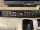 セレクトレバーの左上にオートエアコンがついてますので簡単操作で快適に過ごせます。シートヒータースイッチ内蔵で前席の左右別々に2段階で温度設定ができます。