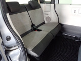 リアシートは足元も広々していて足を組めるほど余裕があります!又背もたれを左右別々に倒せるので長い物でも積めます。