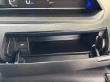 運転席側の嬉しい収納♪USBソケットも付いているのでスマホの充電もできます!