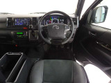 ウッド調と革巻きステアリングで快適な操作性の運転席です。