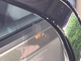 ブラインドスポットモニター 左右斜め後ろを平行して走る車を認識し、車線変更の際に危険を察知するとドライバーへ警告を促します。夜・雨・トンネル内など走行時の環境が悪い時ほど便りになる安全装置です。